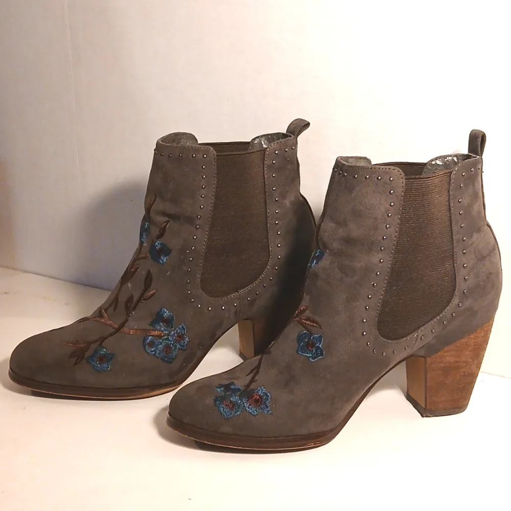 Crown Vintage Grey Vegan Suede Floral Embroidered Ankle Boots Sz 8M
